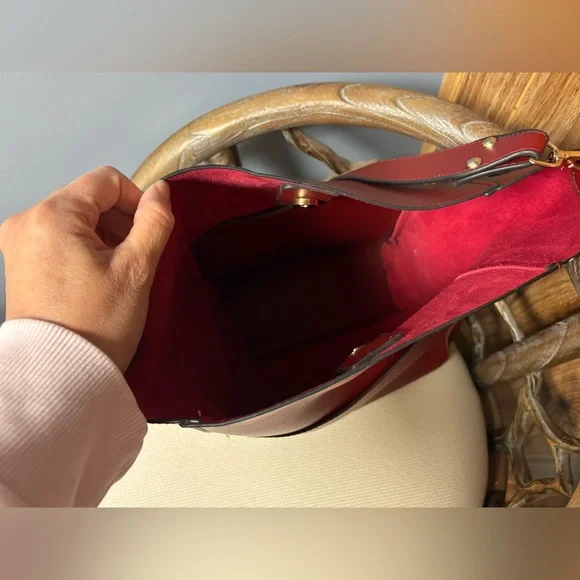 Elegant Red Leather Shoulder Bag - Picture 3 of 3
